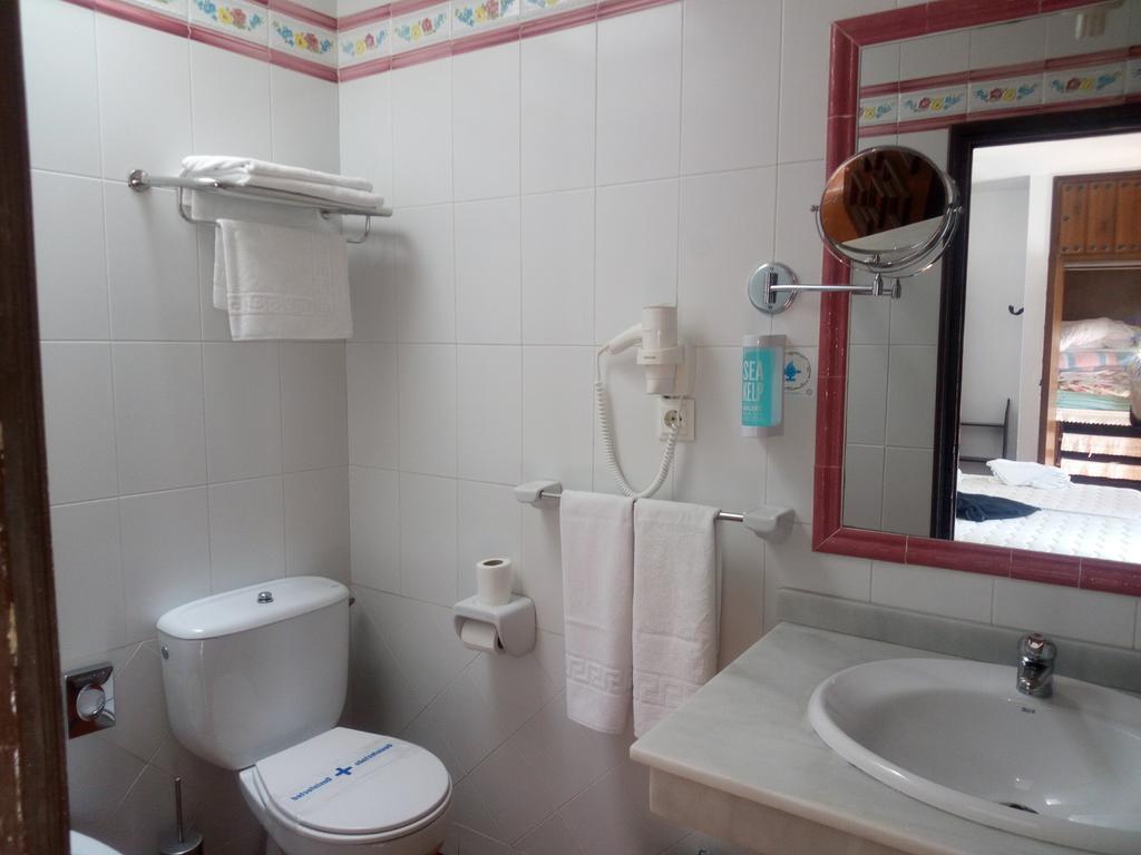 Hostal Gran Capitan Chipiona Bagian luar foto